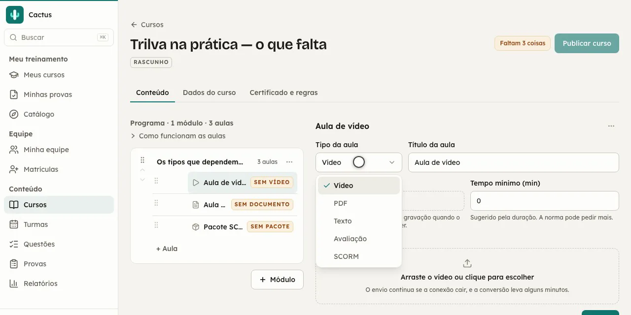 O editor de curso em dois painéis: o programa de um lado, a aula do outro, com o que falta para publicar no cabeçalho.