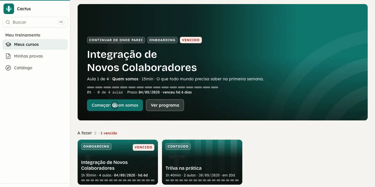 A tela Meus cursos de um colaborador: o curso vencido vem em destaque, com o prazo e há quantos dias venceu, e o botão chama a próxima aula pelo nome.